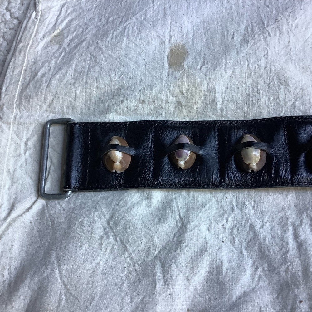 1990 AZZEDINE ALAIA Black Leather Runway Belt With Shells - Picture 2 of 5